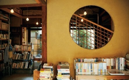 レトロフューチャーな空間が広がる名物喫茶。喫茶店 マヅラ 大阪市北区梅田1-3-1 大阪駅前第1ビルB1F