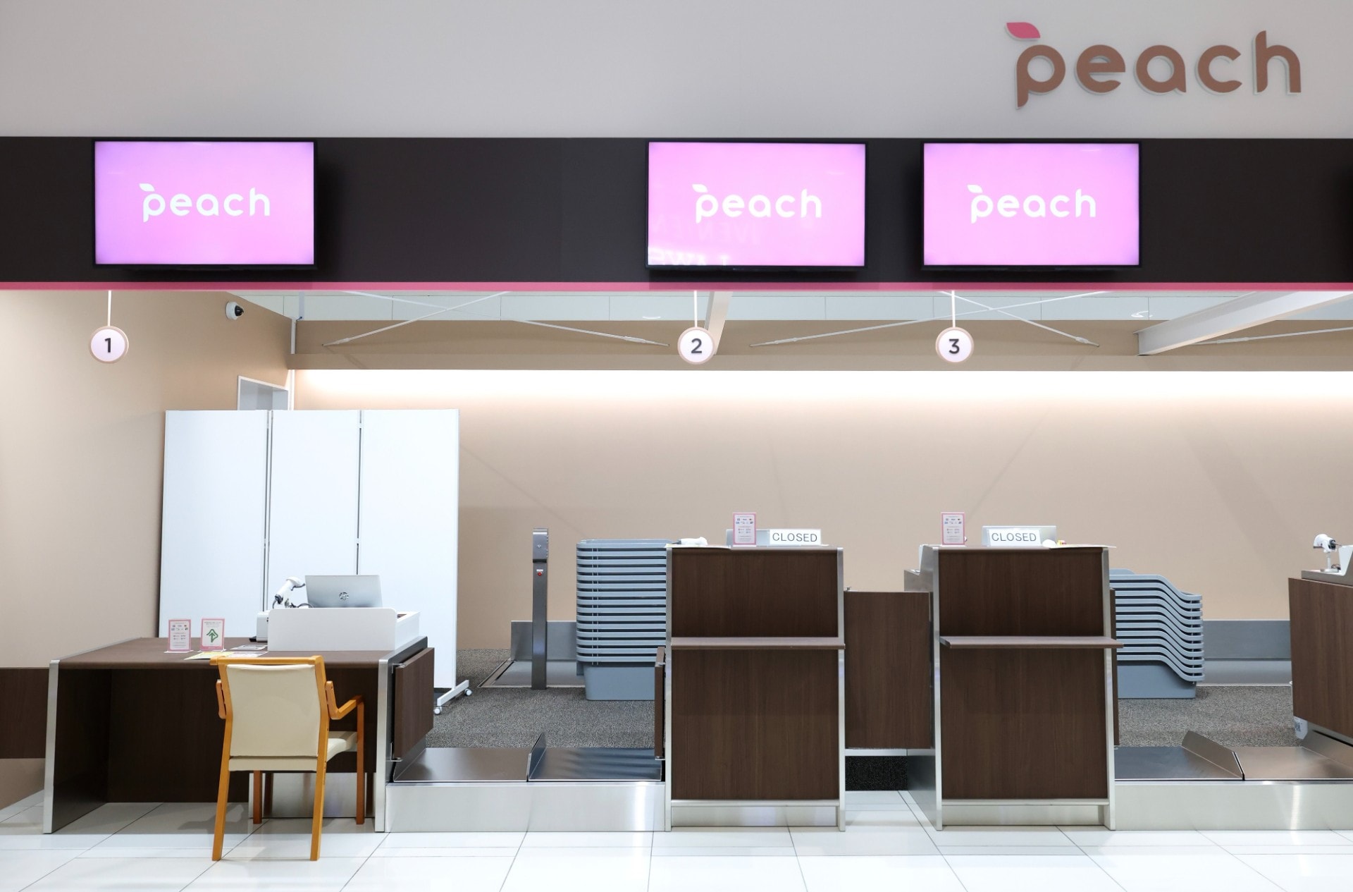 関西空港にPeachが設置しているお手伝いが必要なお客さま向けのカウンターの写真