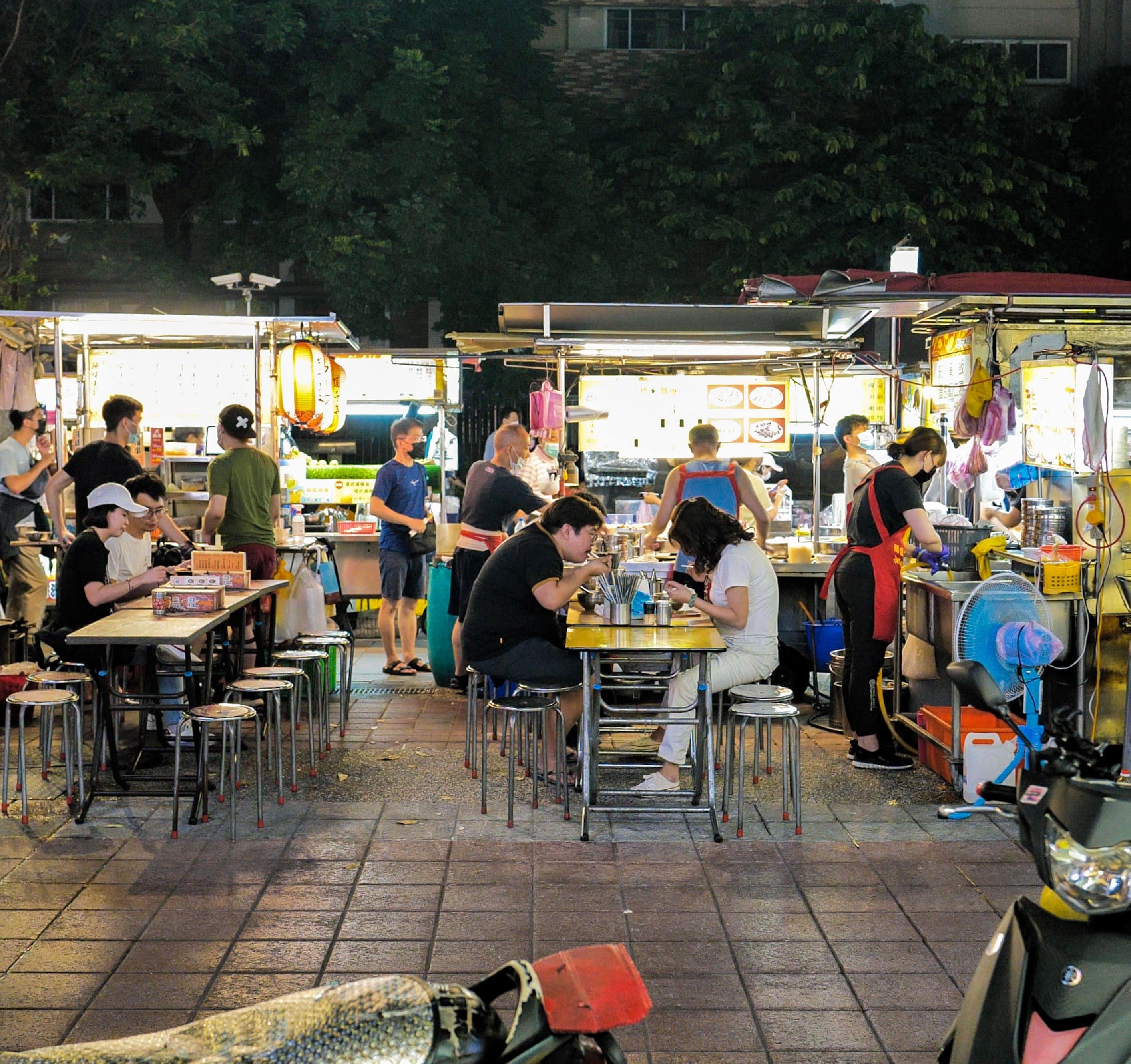 夜市でB級グルメを食べ歩き。